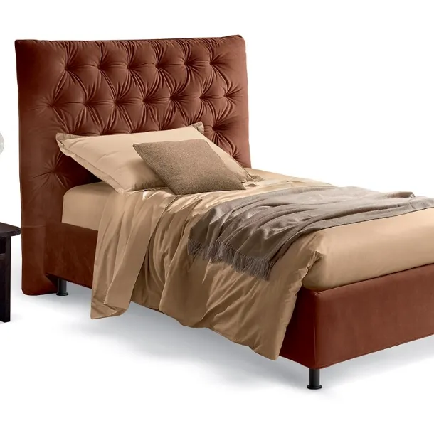 Letto singolo classico rivisitato in chiave moderna con testiera decorata con imbottitura capitonné Artemide di Rosini Night