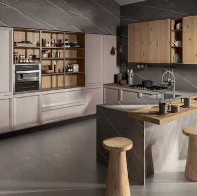 Cucina Design con penisola Atelier 04  in Frassino laccato decapè Ecru e Rovere Nodato Naturale di Astra