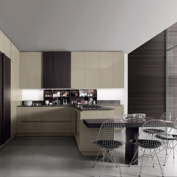 Cucina su misura con penisola Limha Glossy in laccato lucido e rovere con top in acciaio di Miton