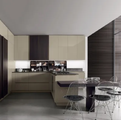 Cucina su misura con penisola Limha Glossy in laccato lucido e rovere con top in acciaio di Miton